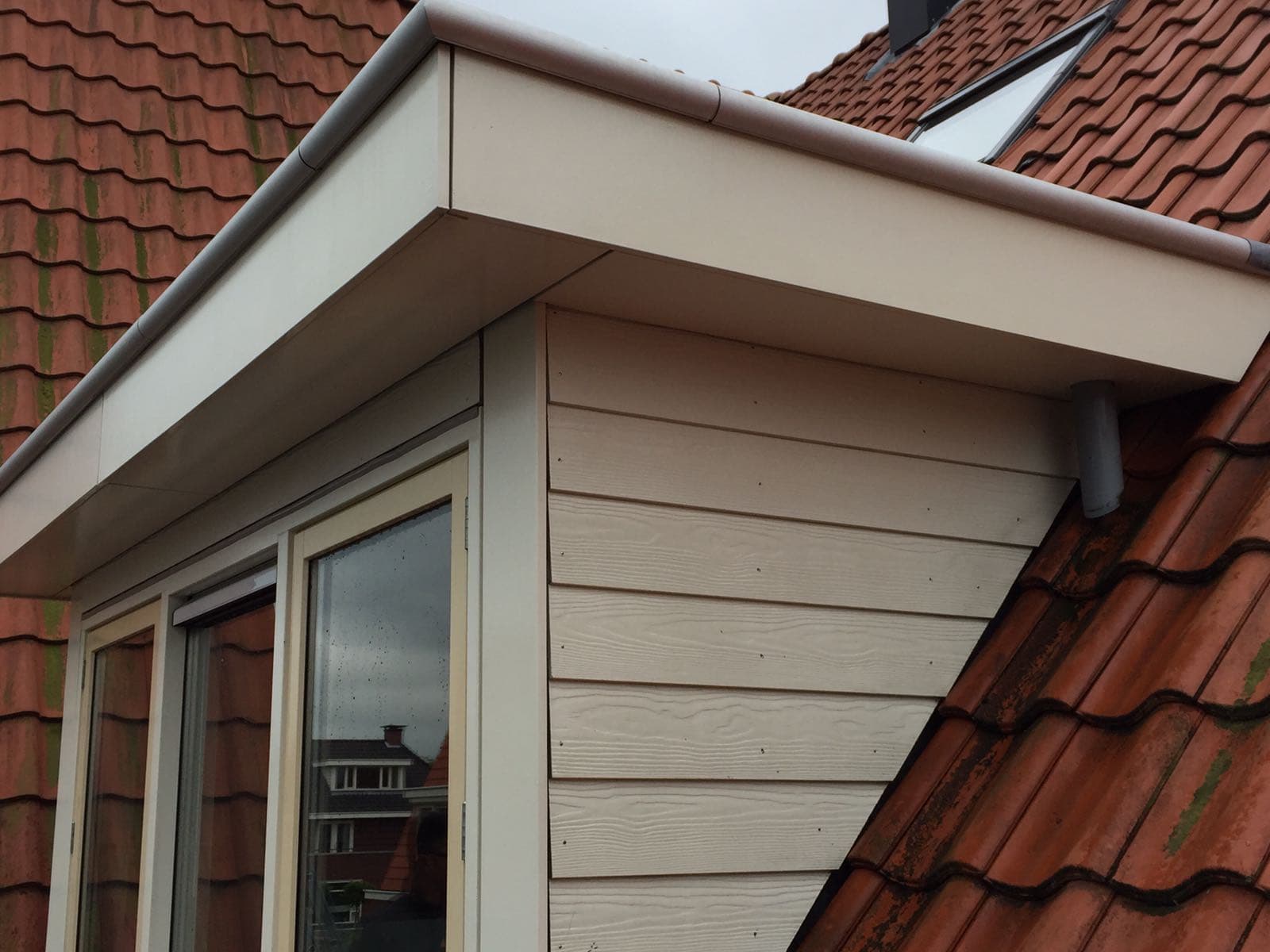 Schone boeidelen en dakrand na reiniging