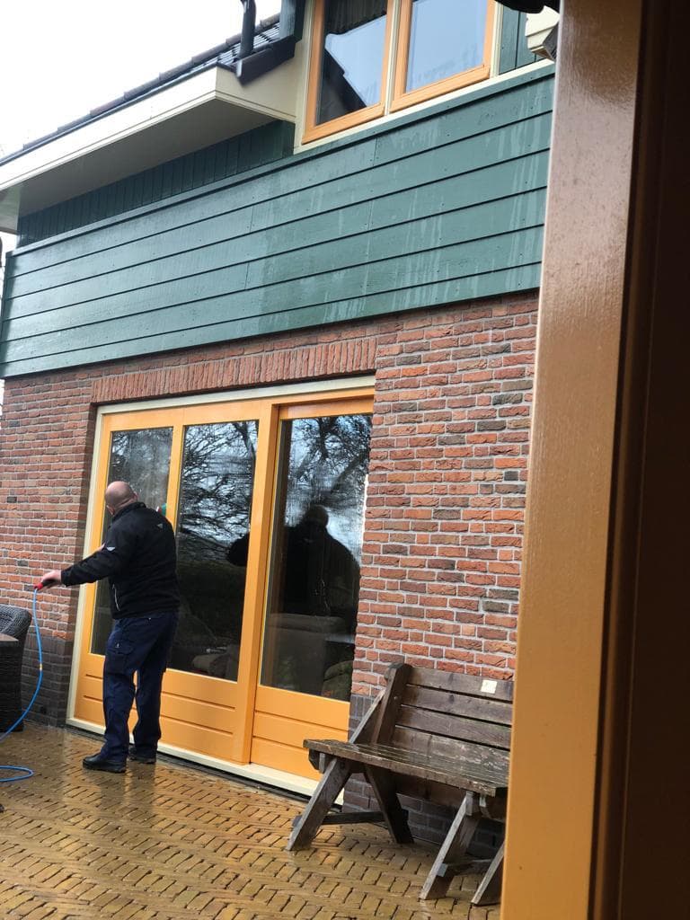 Ramen wassen aan de achterzijde van een woning